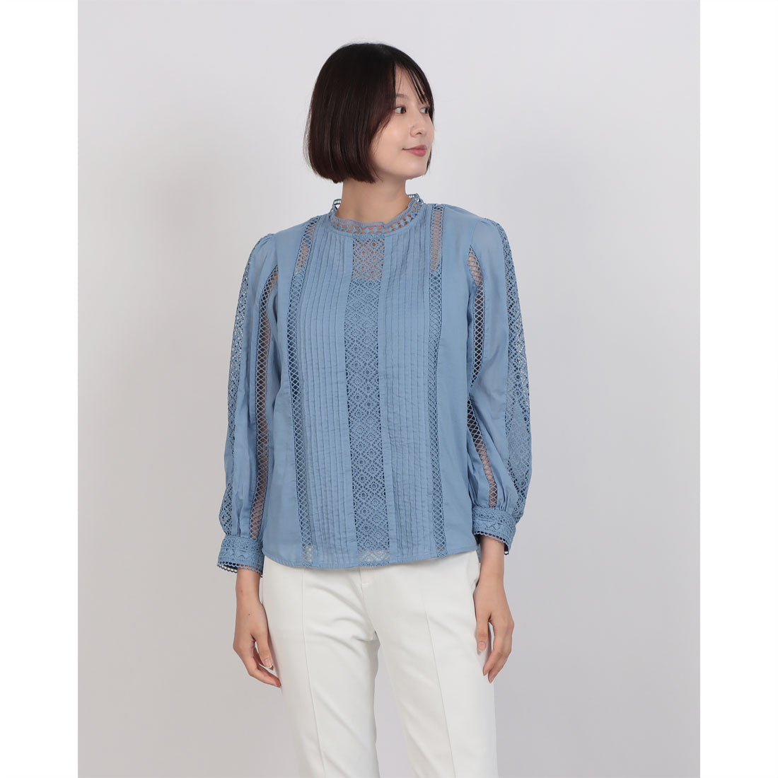 ドゥクラッセ DoCLASSE トーションレース・スタンドカラーブラウス (ブルーグレー) ブルーグレー