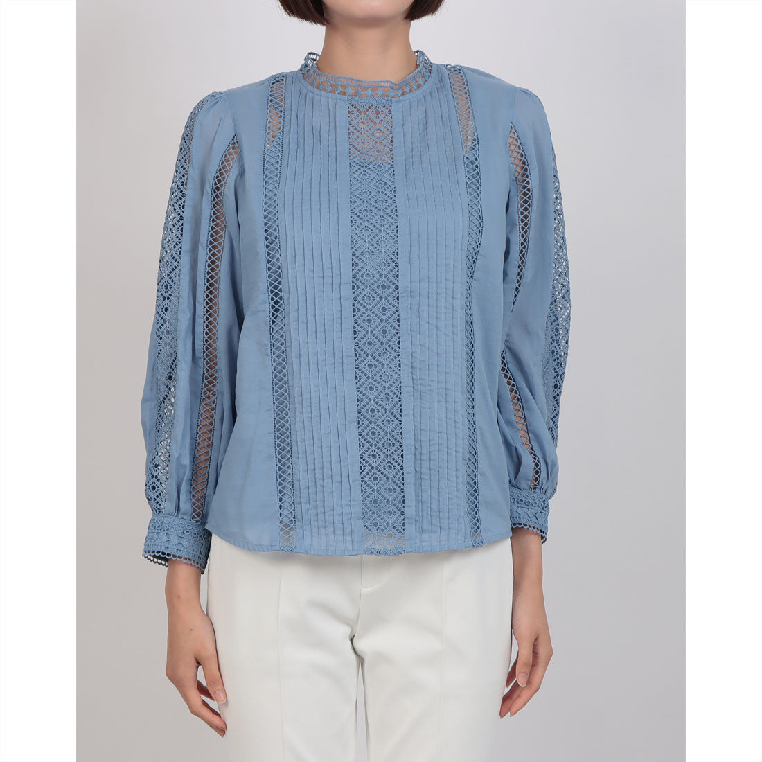 ドゥクラッセ DoCLASSE トーションレース・スタンドカラーブラウス (ブルーグレー) ブルーグレー