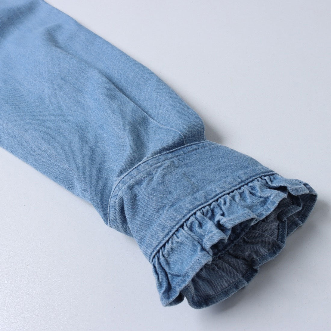 ドゥクラッセ DoCLASSE ドレープデニム・フリルシャツ (ライトインディゴ) ライトインディゴ