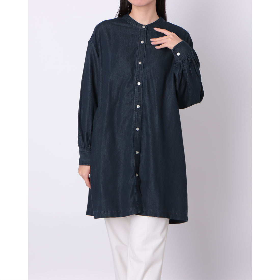 ドゥクラッセ DoCLASSE ドレープデニム・ノーカラーロングシャツ (インディゴ) インディゴ