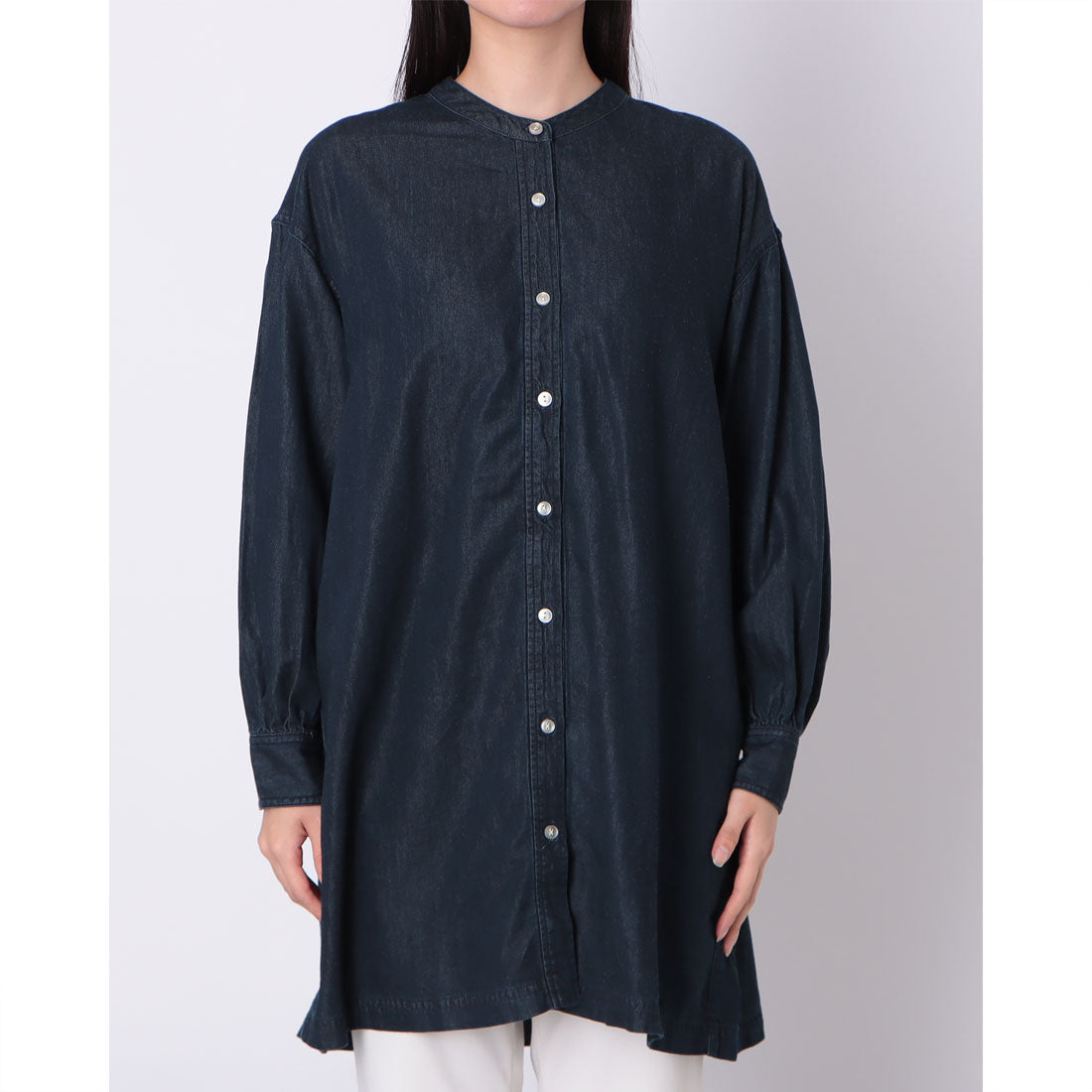ドゥクラッセ DoCLASSE ドレープデニム・ノーカラーロングシャツ (インディゴ) インディゴ