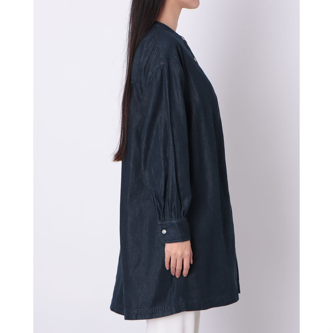 ドゥクラッセ DoCLASSE ドレープデニム・ノーカラーロングシャツ (インディゴ) インディゴ