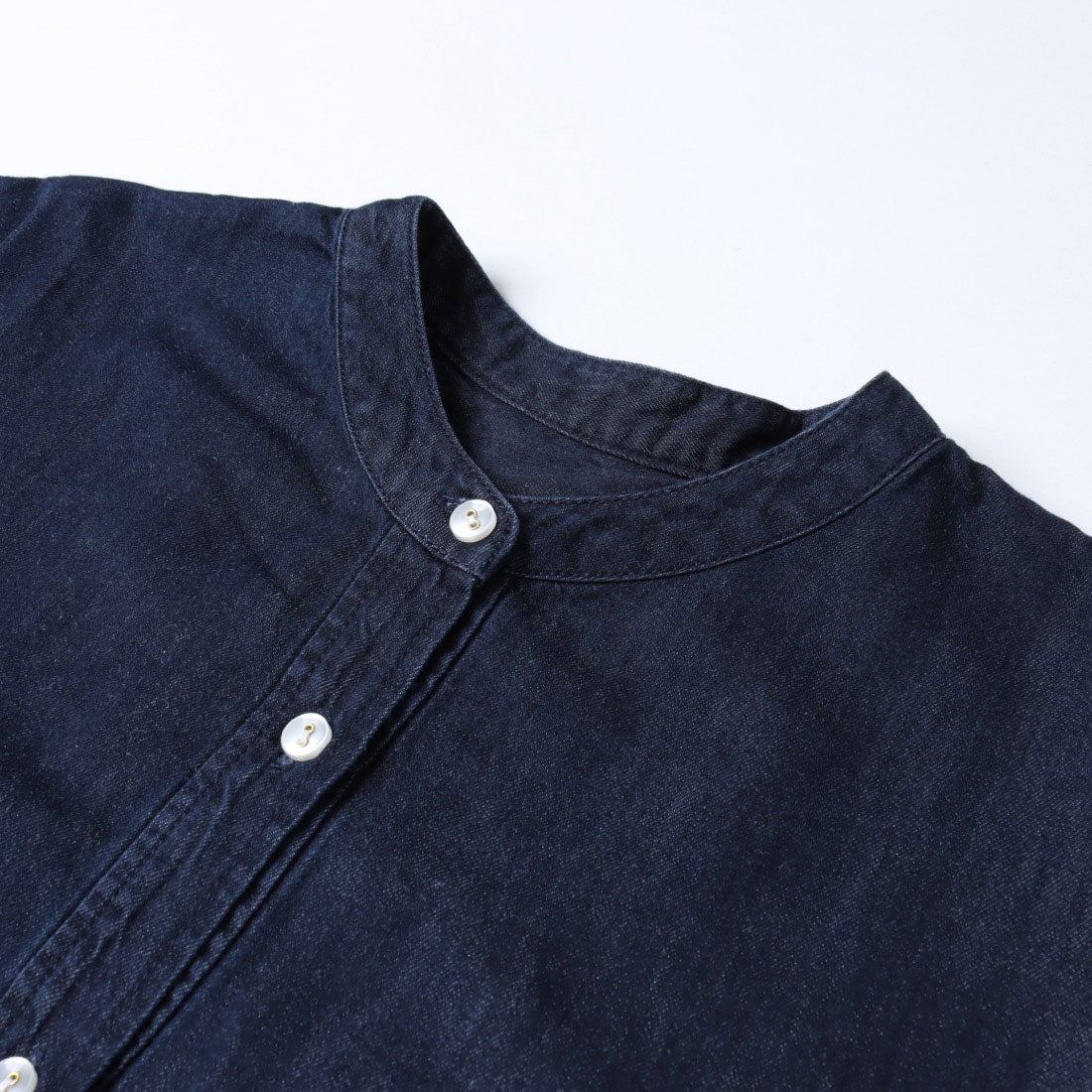 ドゥクラッセ DoCLASSE ドレープデニム・ノーカラーロングシャツ (インディゴ) インディゴ