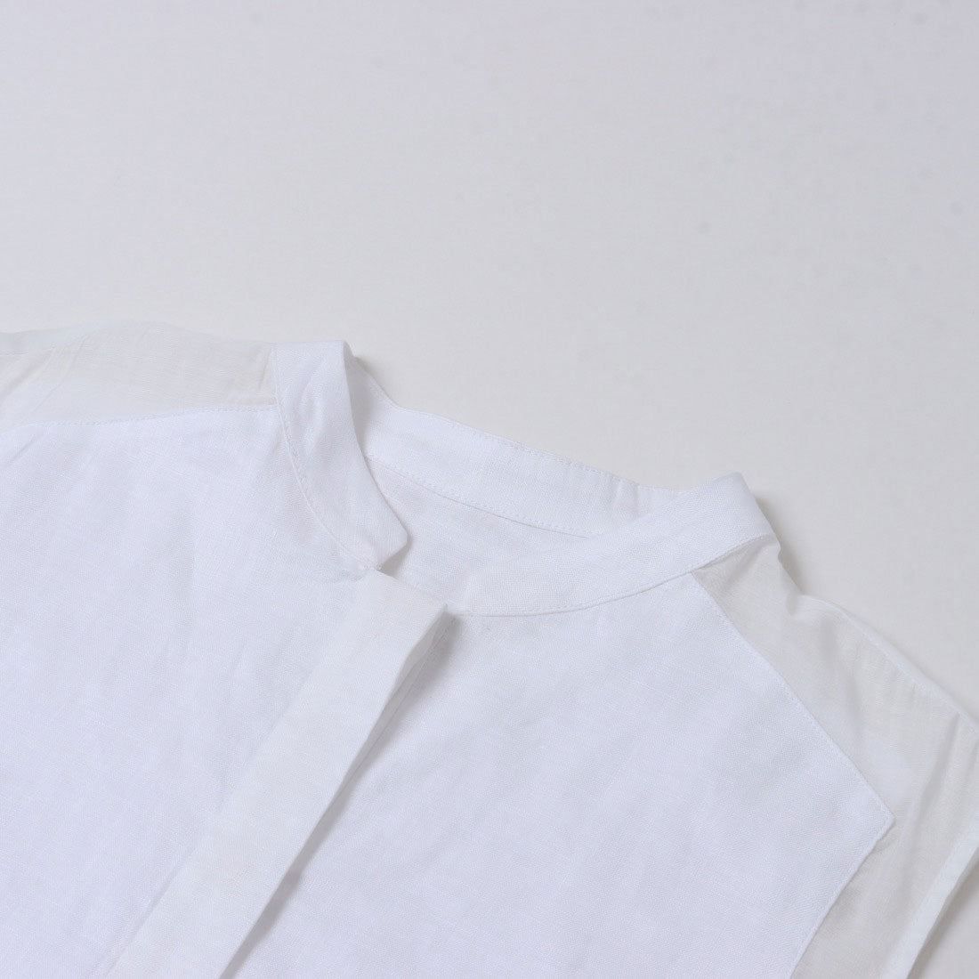 ドゥクラッセ DoCLASSE シアーデザイン・ノースリーブシャツ (ホワイト・パターン) ホワイト・パターン