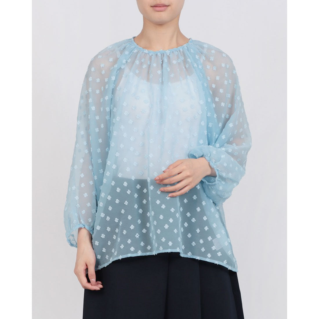 ドゥクラッセ DoCLASSE シアードットジャカード・ギャザーブラウス (サックス) サックス