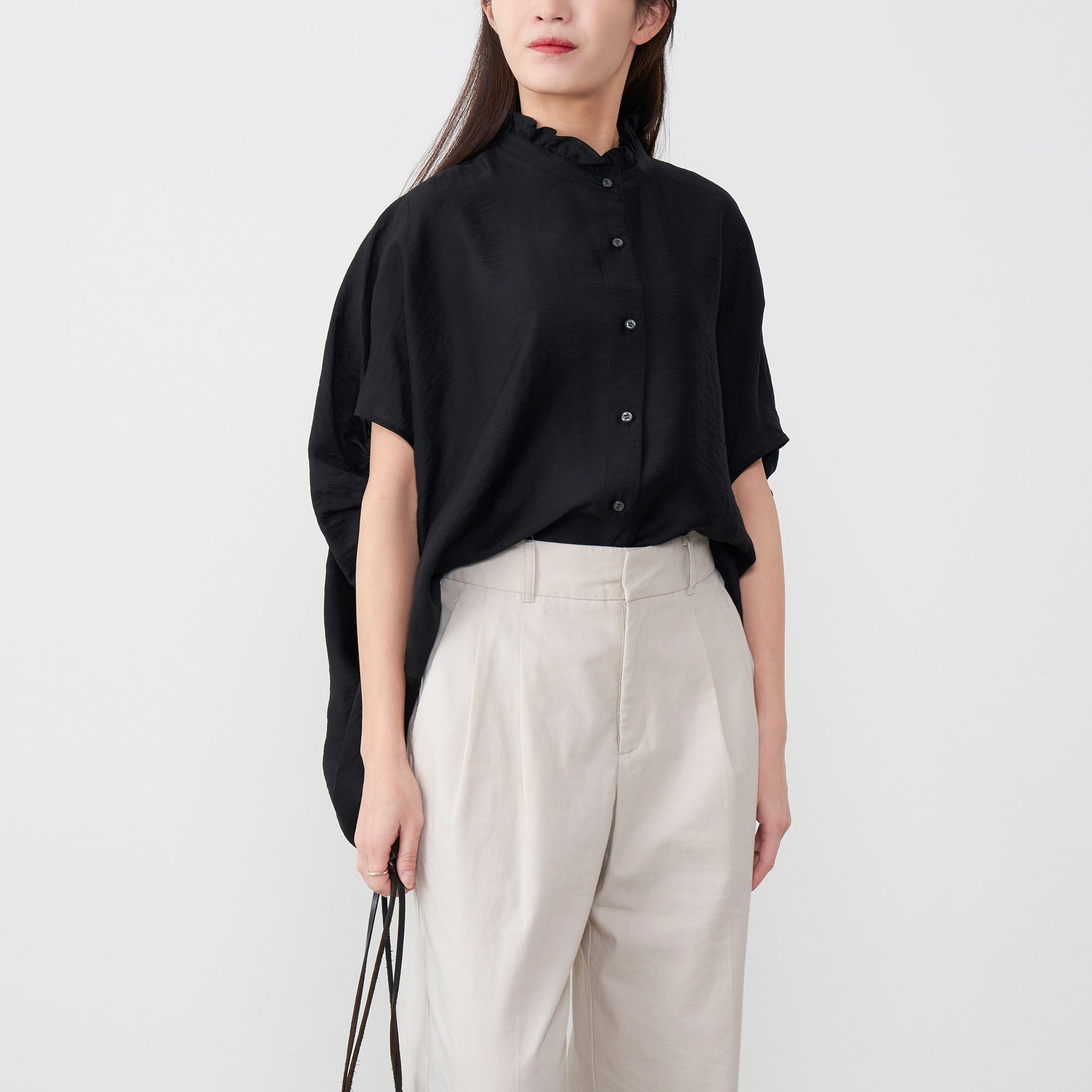 ダブルフェーストーキョー Doubleface Tokyo バックギャザーフリルネックブラウス (ブラック) ブラック