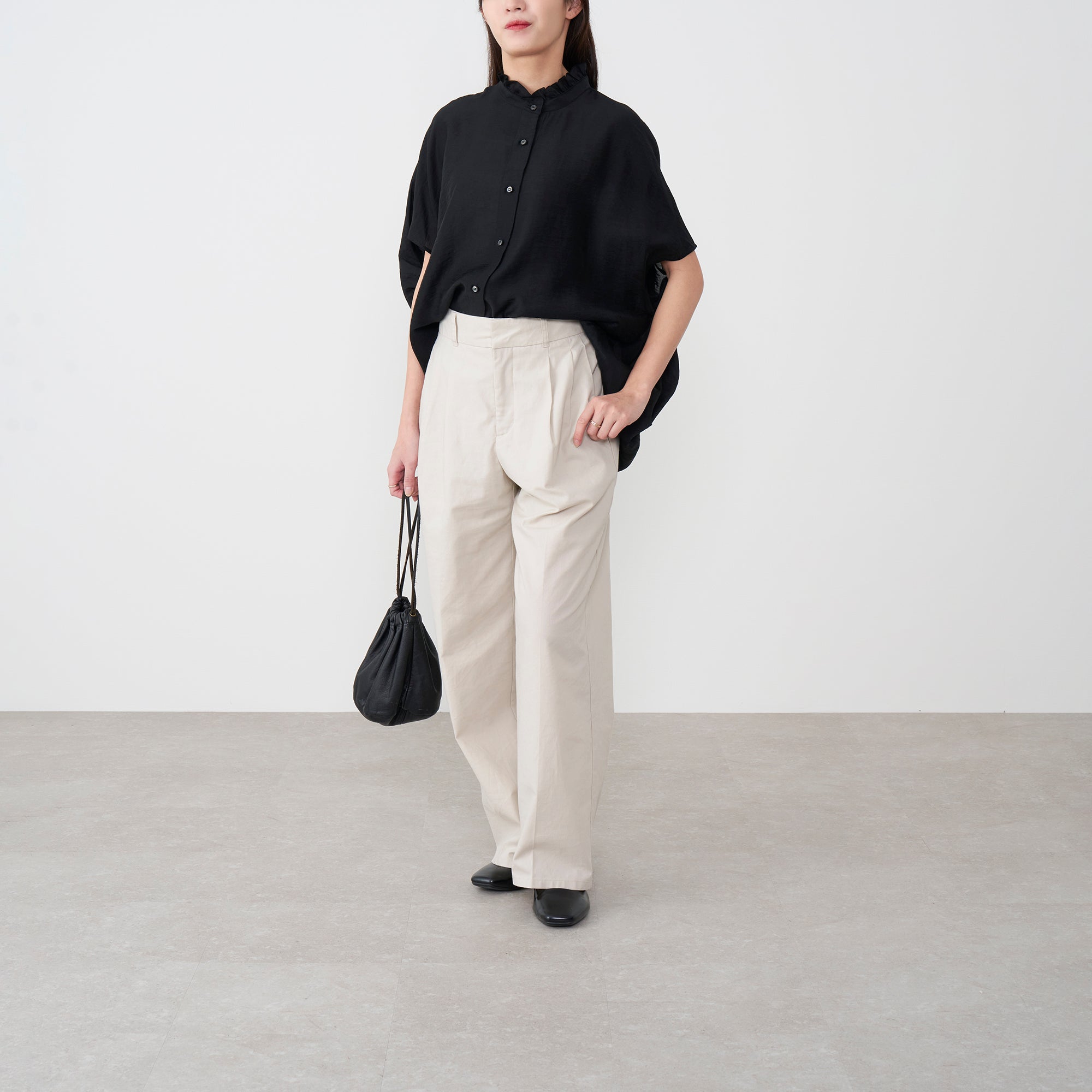 ダブルフェーストーキョー Doubleface Tokyo バックギャザーフリルネックブラウス (ブラック) ブラック