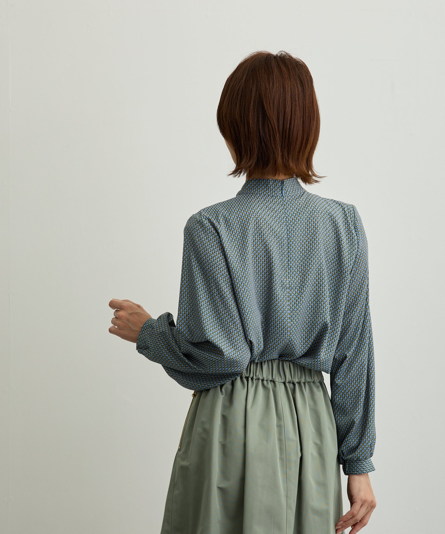 ダブルフェーストーキョー Doubleface Tokyo 幾何柄プリントサイドスカーフアシメタックブラウス【日本製】 (グリーン系) グリーン系