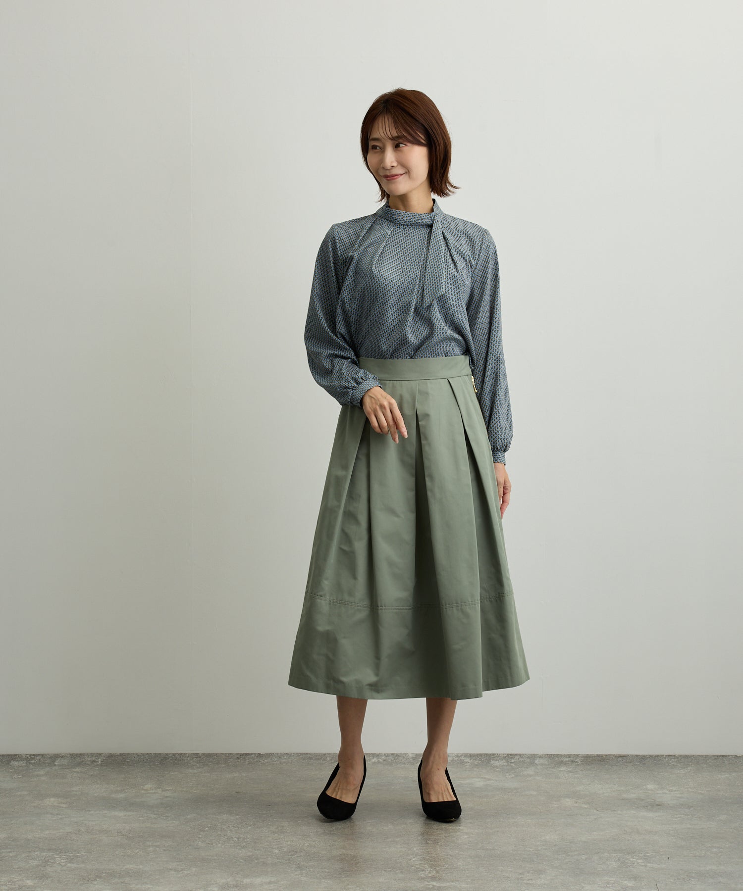 ダブルフェーストーキョー Doubleface Tokyo 幾何柄プリントサイドスカーフアシメタックブラウス【日本製】 (グリーン系) グリーン系