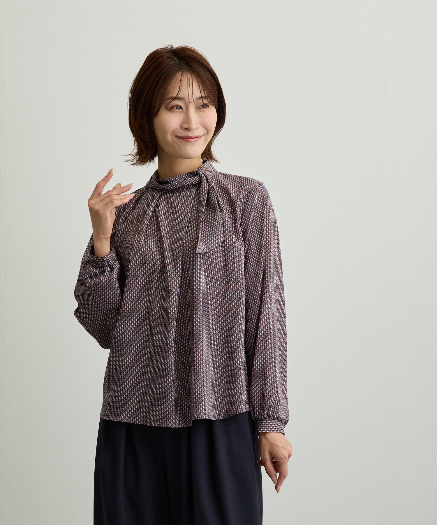 ダブルフェーストーキョー Doubleface Tokyo 幾何柄プリントサイドスカーフアシメタックブラウス【日本製】 (ブラウン系) ブラウン系