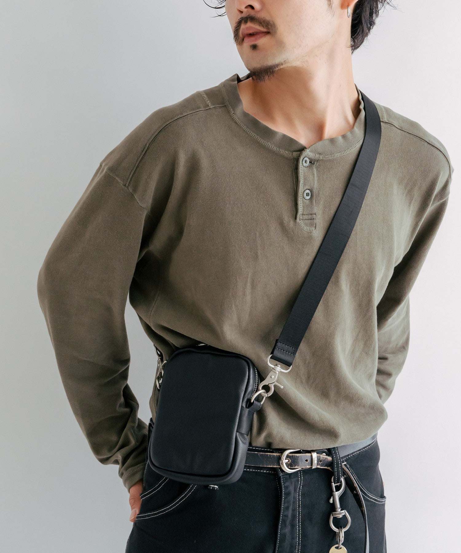 デバイスプラス DEVICE+ 本革カウレザー ミニショルダーバッグ