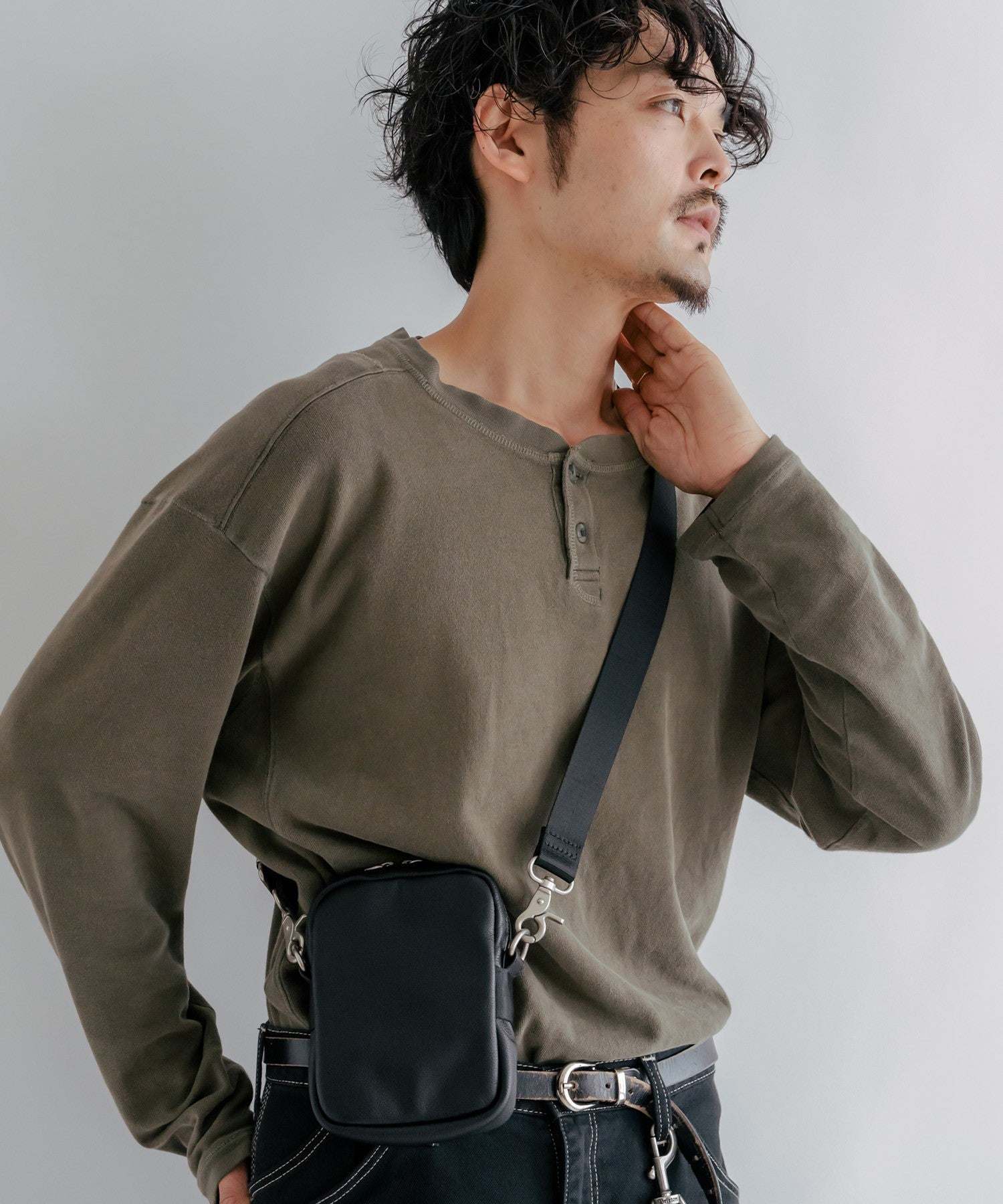 デバイスプラス DEVICE+ 本革カウレザー ミニショルダーバッグ