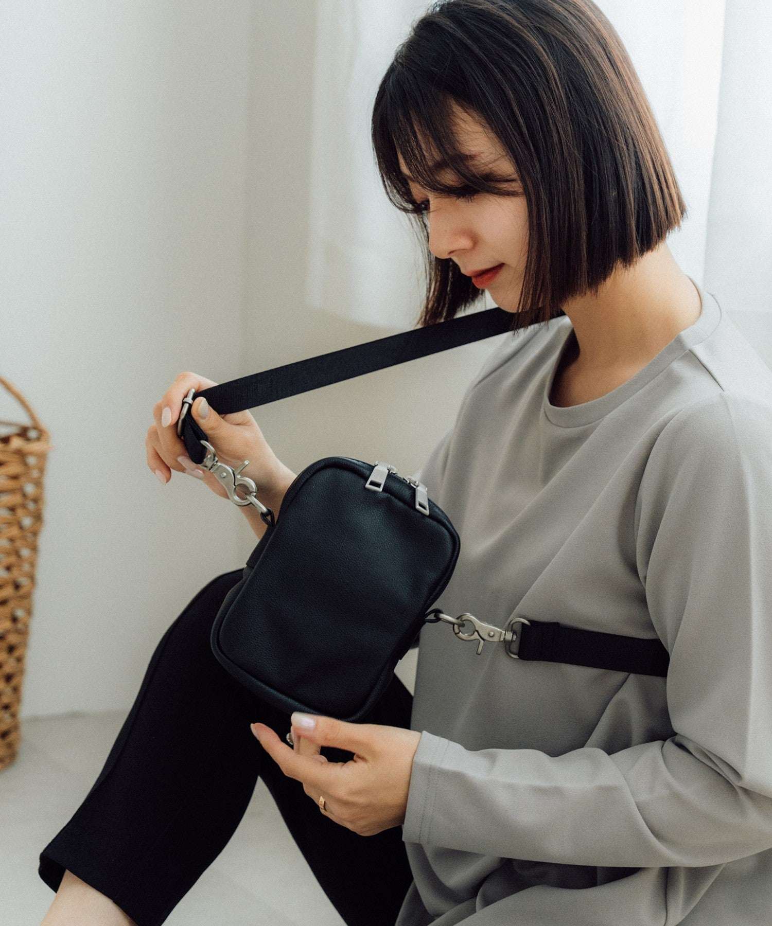 デバイスプラス DEVICE+ 本革カウレザー ミニショルダーバッグ