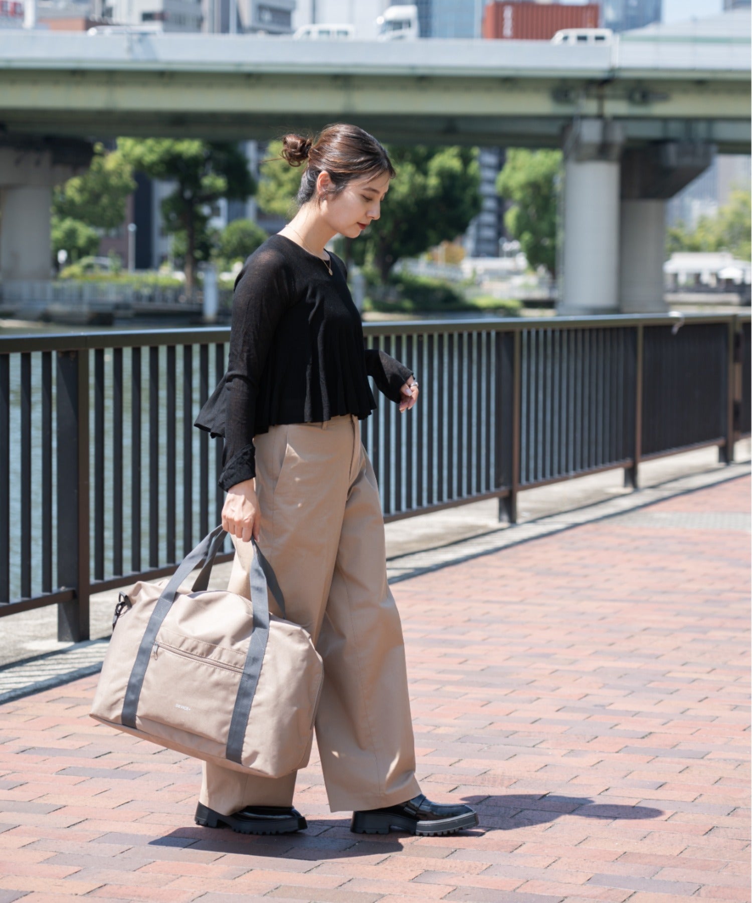 デバイスプラス DEVICE+ 【折りたたんで収納可能】 3way ボストンバッグ (グレーベージュ) GYBE