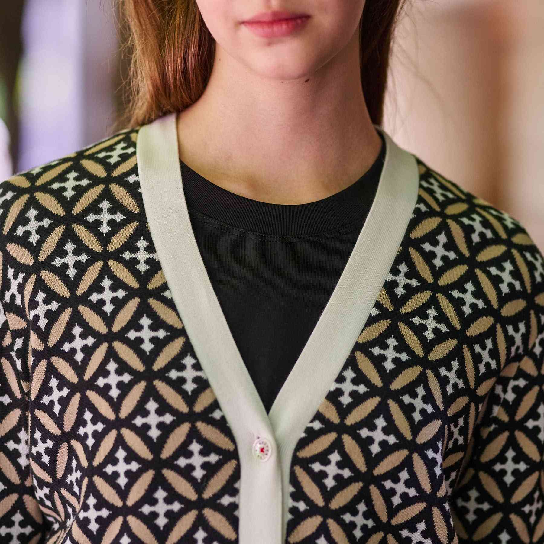 ドレステリア DRESSTERIOR オーバーラップサークルVネックカーディガン (ベージュ(152)) ベージュ(152)