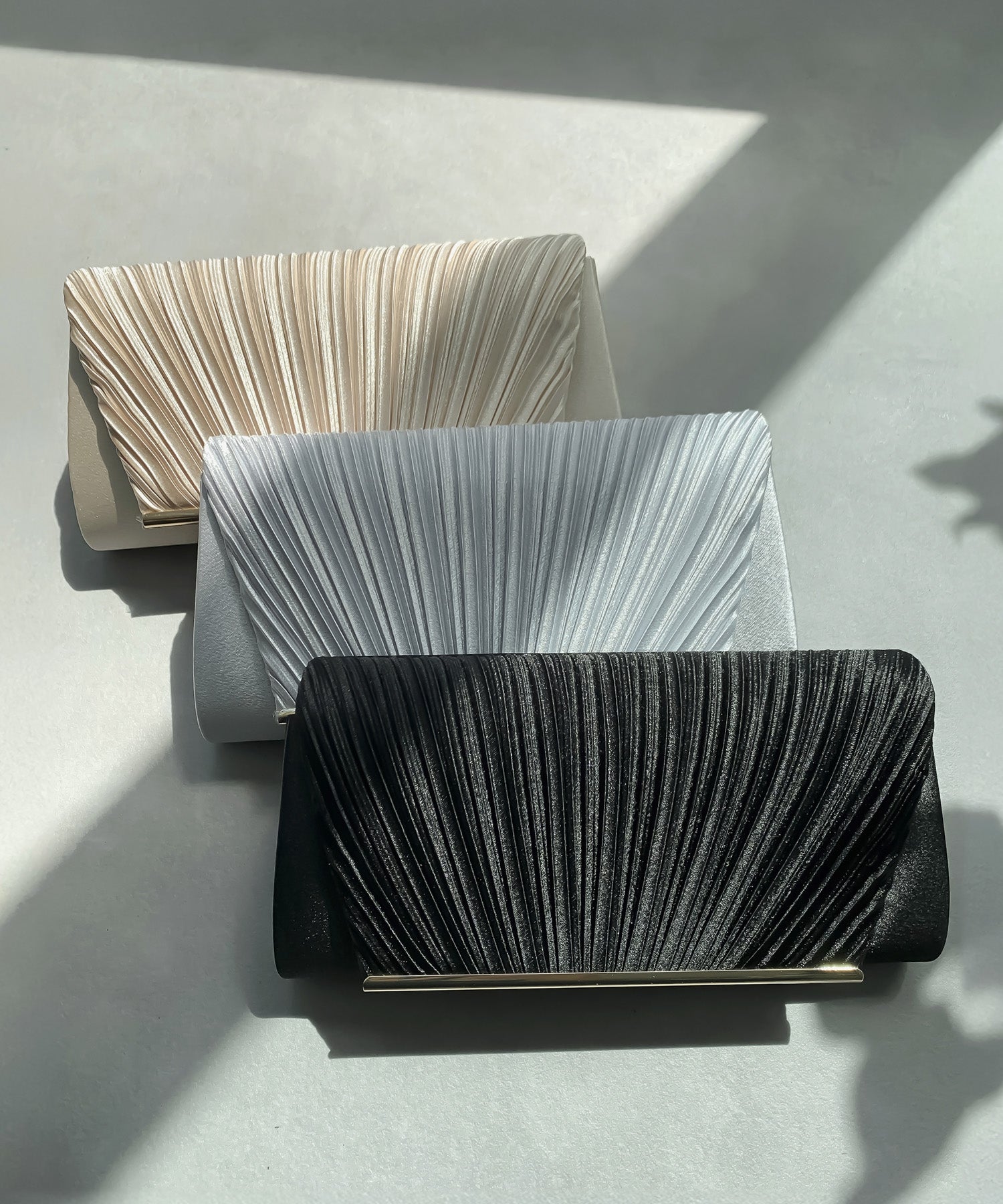 ドレスプラス DRESS+ プリーツサテンパーティークラッチバッグ (ベージュ) ベージュ