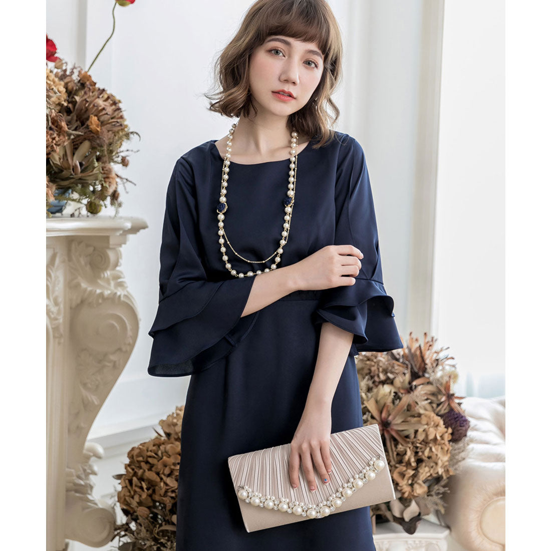 ドレスプラス DRESS+ 【結婚式・お呼ばれに使えるパーティーバッグ】パールビジューラディアルサテンプリーツクラッチバッグ