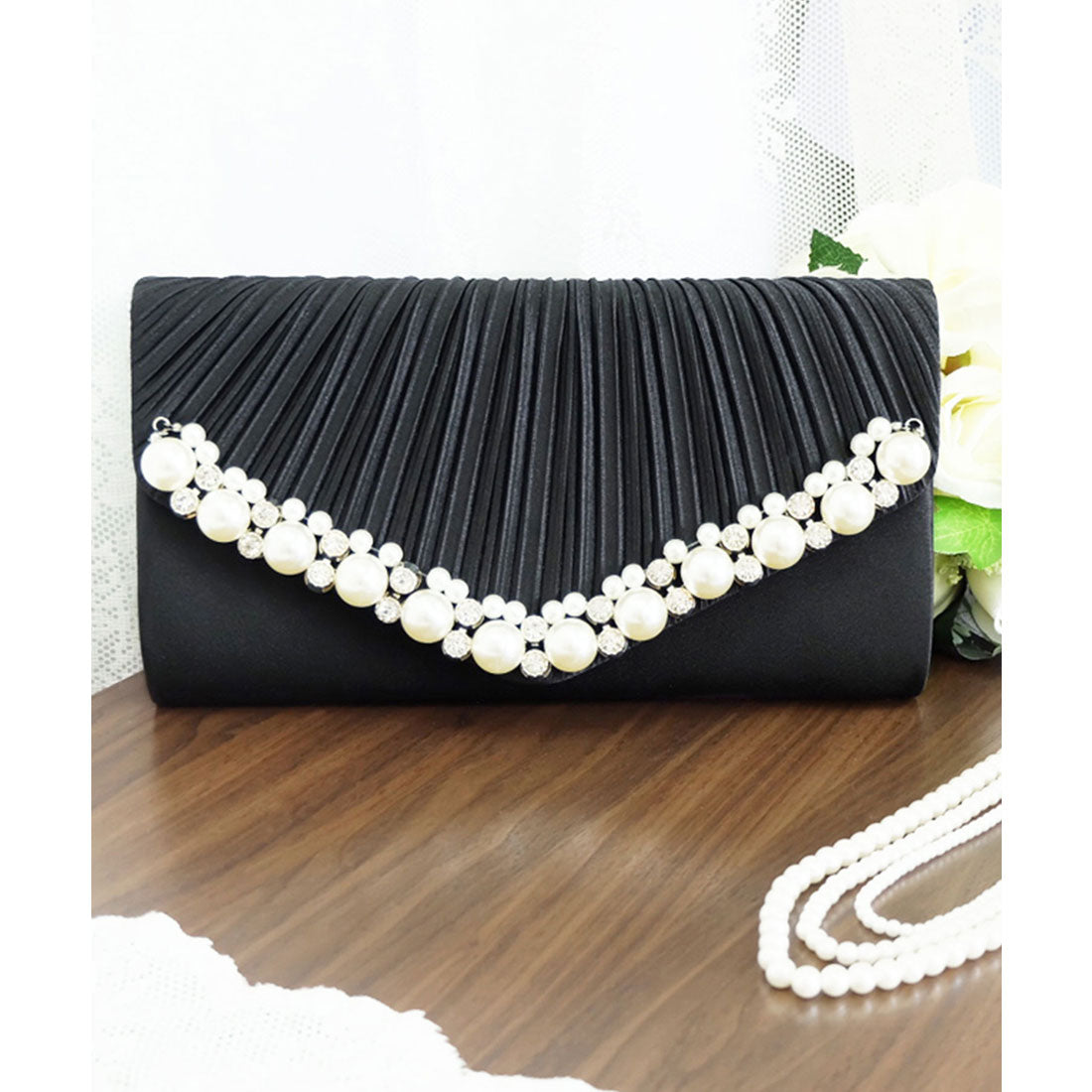 ドレスプラス DRESS+ 【結婚式・お呼ばれに使えるパーティーバッグ】パールビジューラディアルサテンプリーツクラッチバッグ