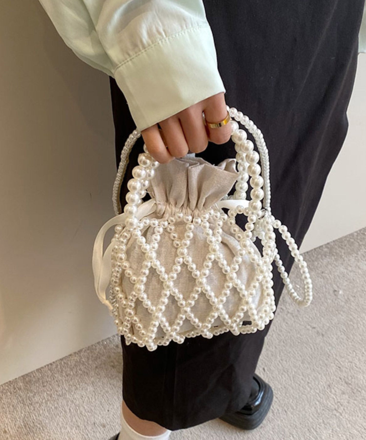 ドレスプラス DRESS+ 幅広いシーンで活用できるパール巾着バッグ (ホワイト) ホワイト