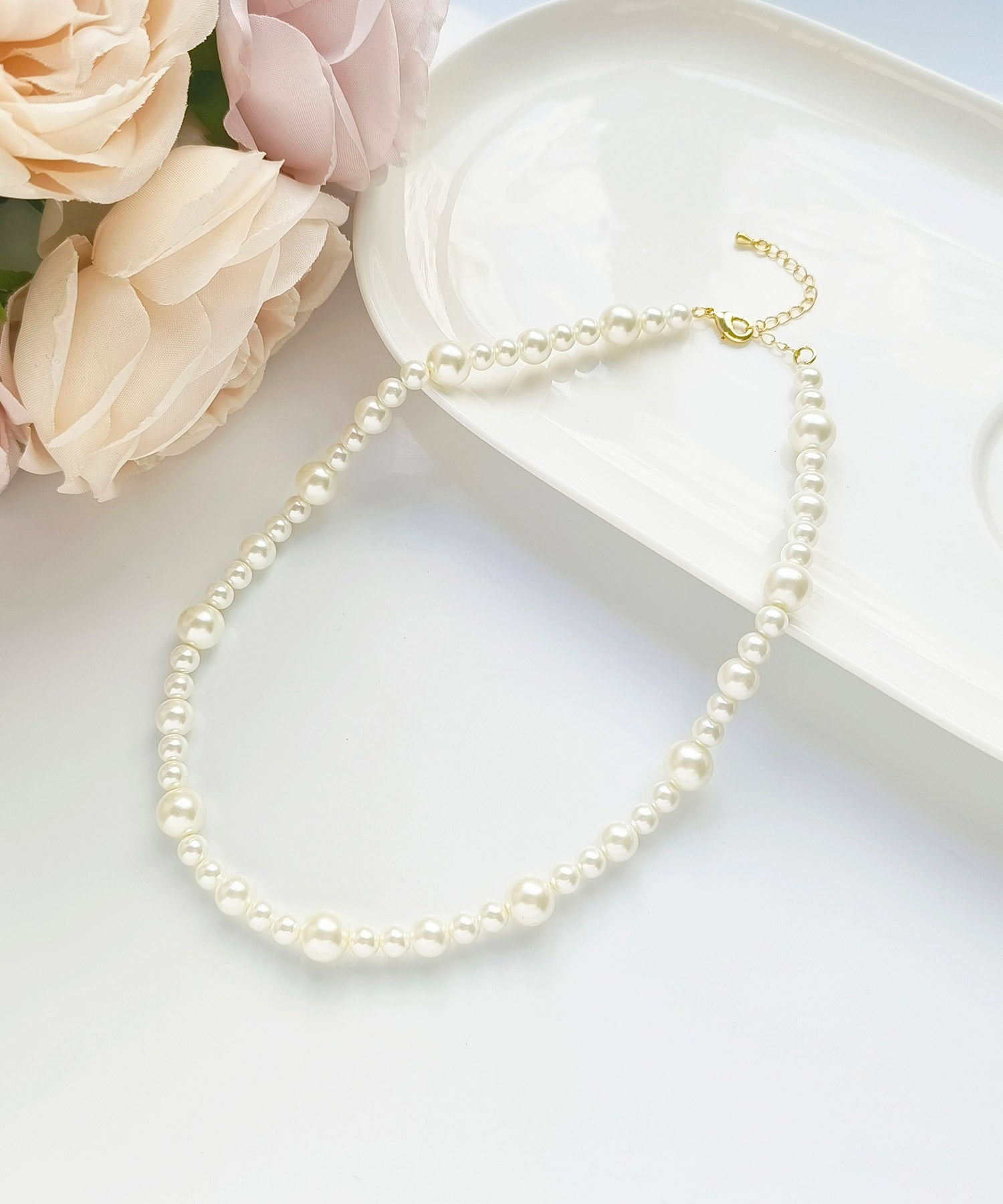 ドレスプラス DRESS+ 大小パールが並ぶショートネックレス (ホワイト) ホワイト