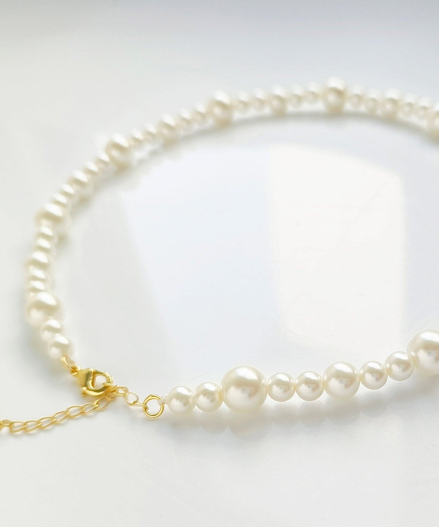 ドレスプラス DRESS+ 大小パールが並ぶショートネックレス (ホワイト) ホワイト