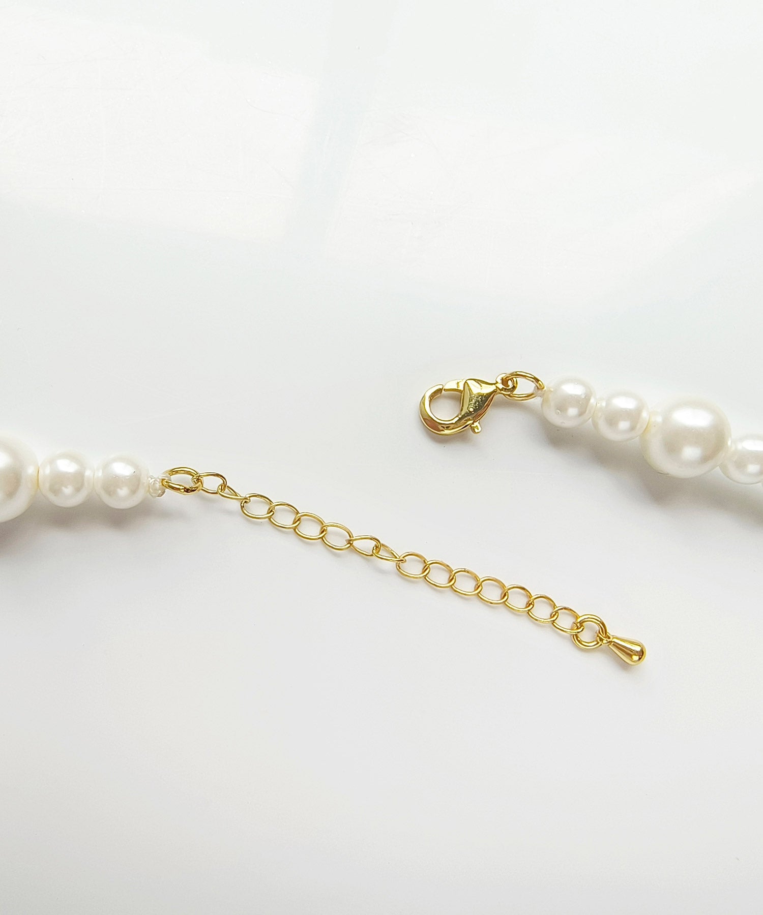 ドレスプラス DRESS+ 大小パールが並ぶショートネックレス (ホワイト) ホワイト