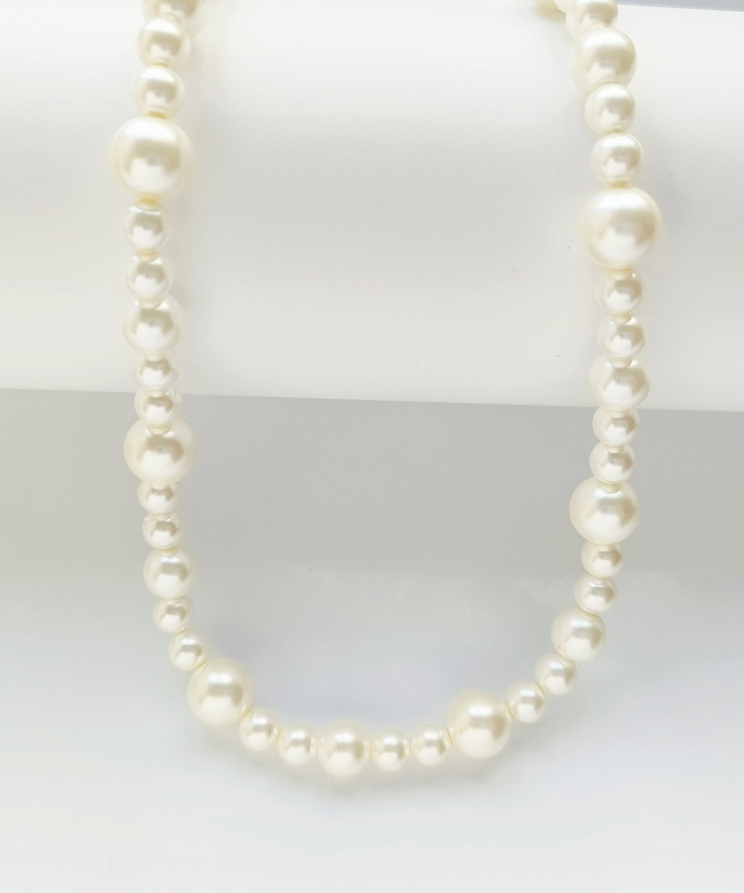 ドレスプラス DRESS+ 大小パールが並ぶショートネックレス (ホワイト) ホワイト