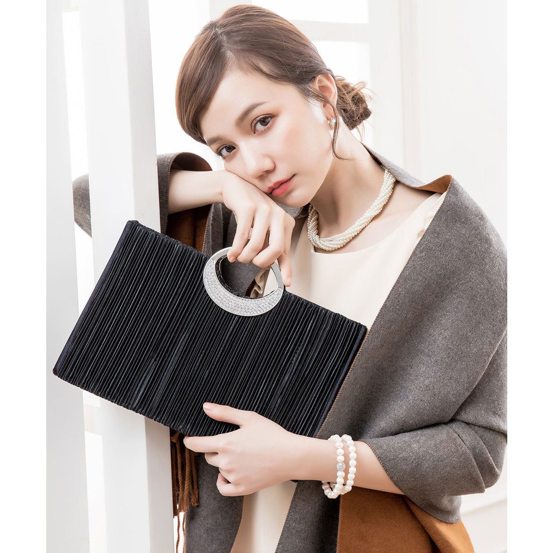 ドレスプラス DRESS+ 【結婚式・お呼ばれに使えるパーティーバッグ】ビジューラディアルサテンプリーツパーティークラッチバッグ
