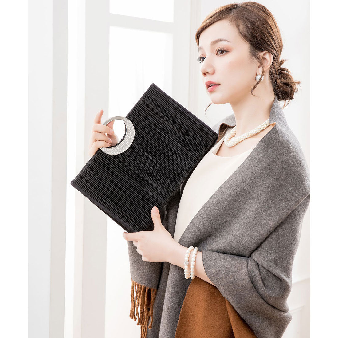 ドレスプラス DRESS+ 【結婚式・お呼ばれに使えるパーティーバッグ】ビジューラディアルサテンプリーツパーティークラッチバッグ