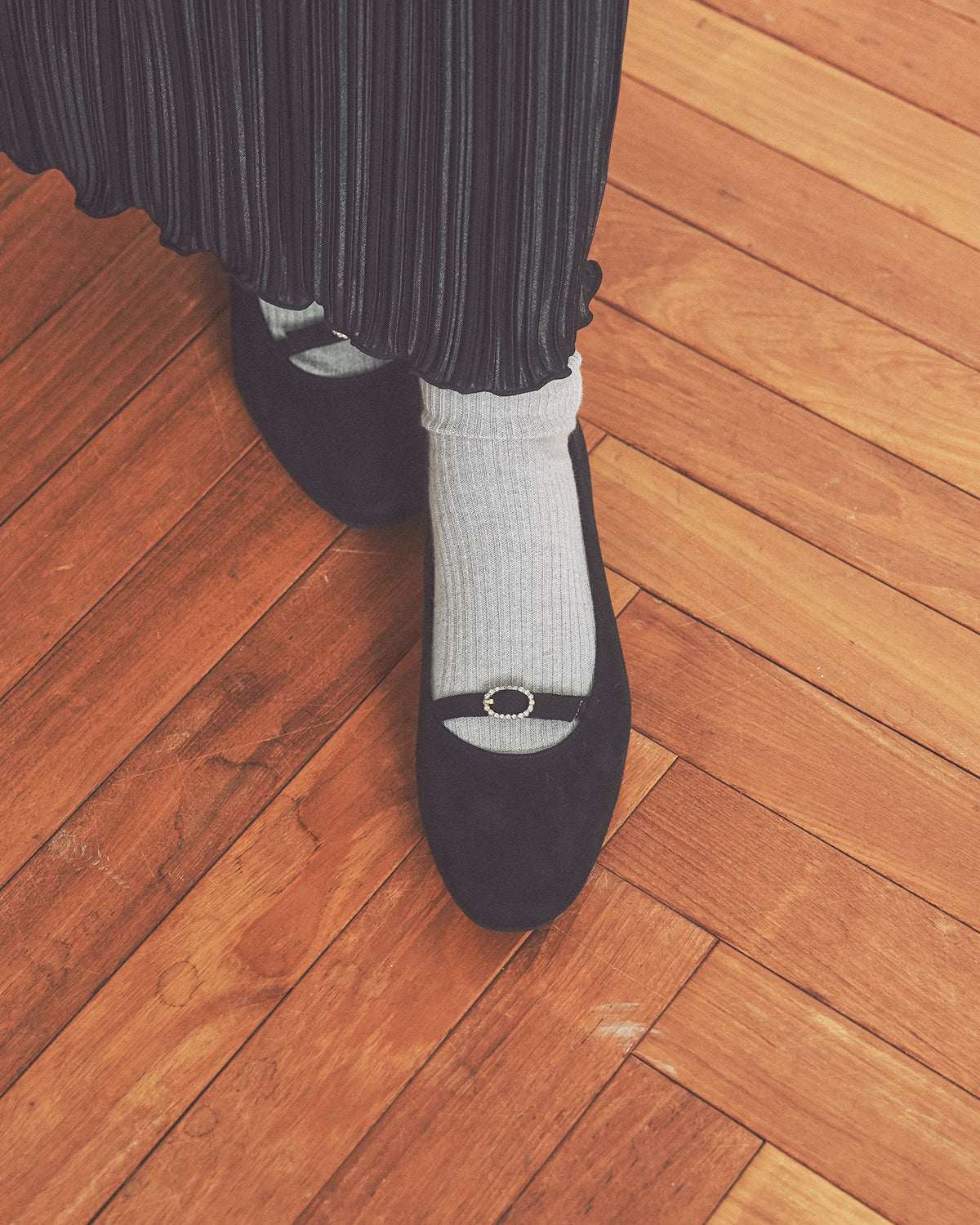 エマ フランシス Emma Francis スエード 尾錠ストラップ 2cm パンプス (ブラック スエード) ブラック スエード