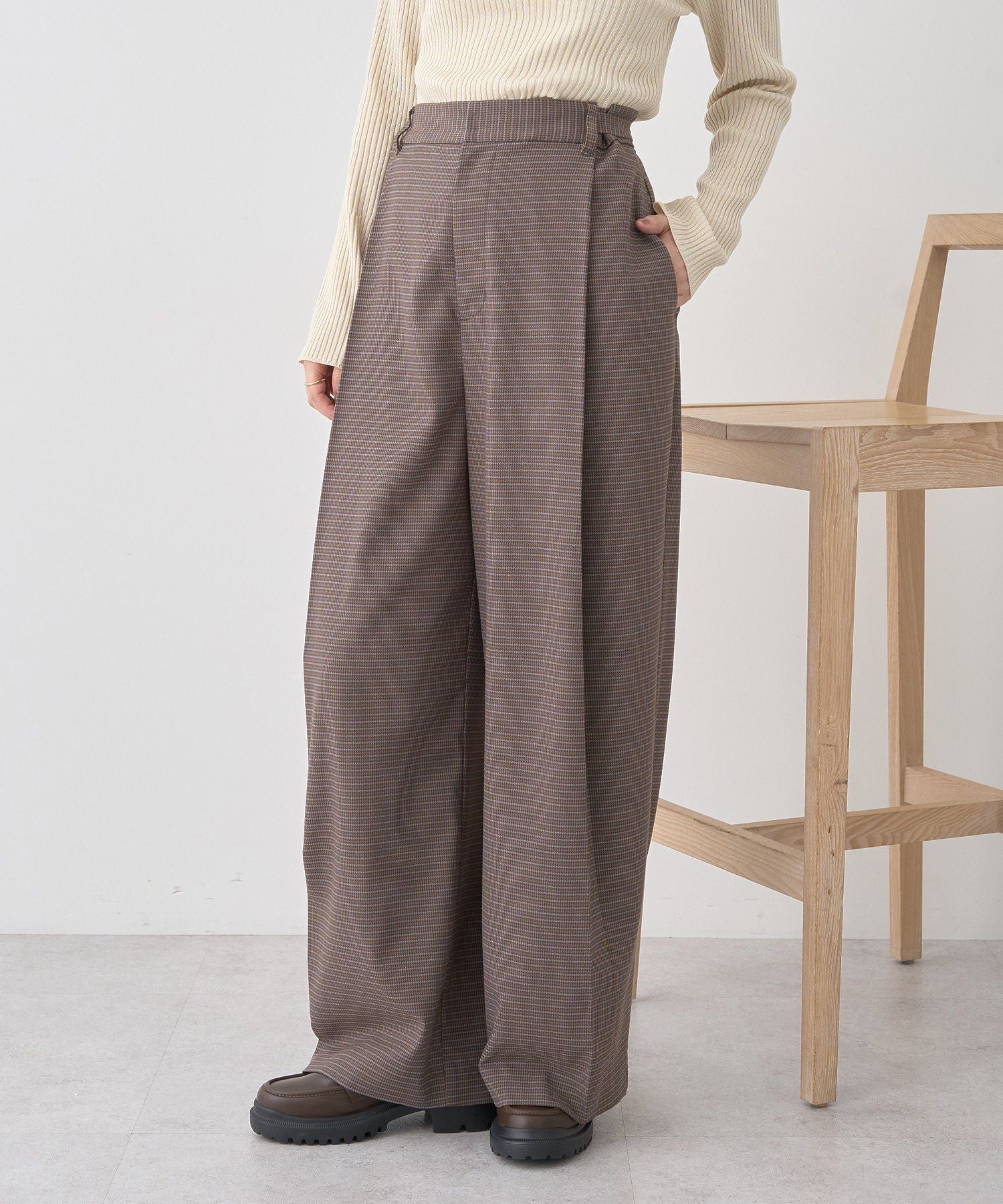 アースミュージックアンドエコロジー earth music&ecology ウエストタブタックパンツ (ブラック) ブラック