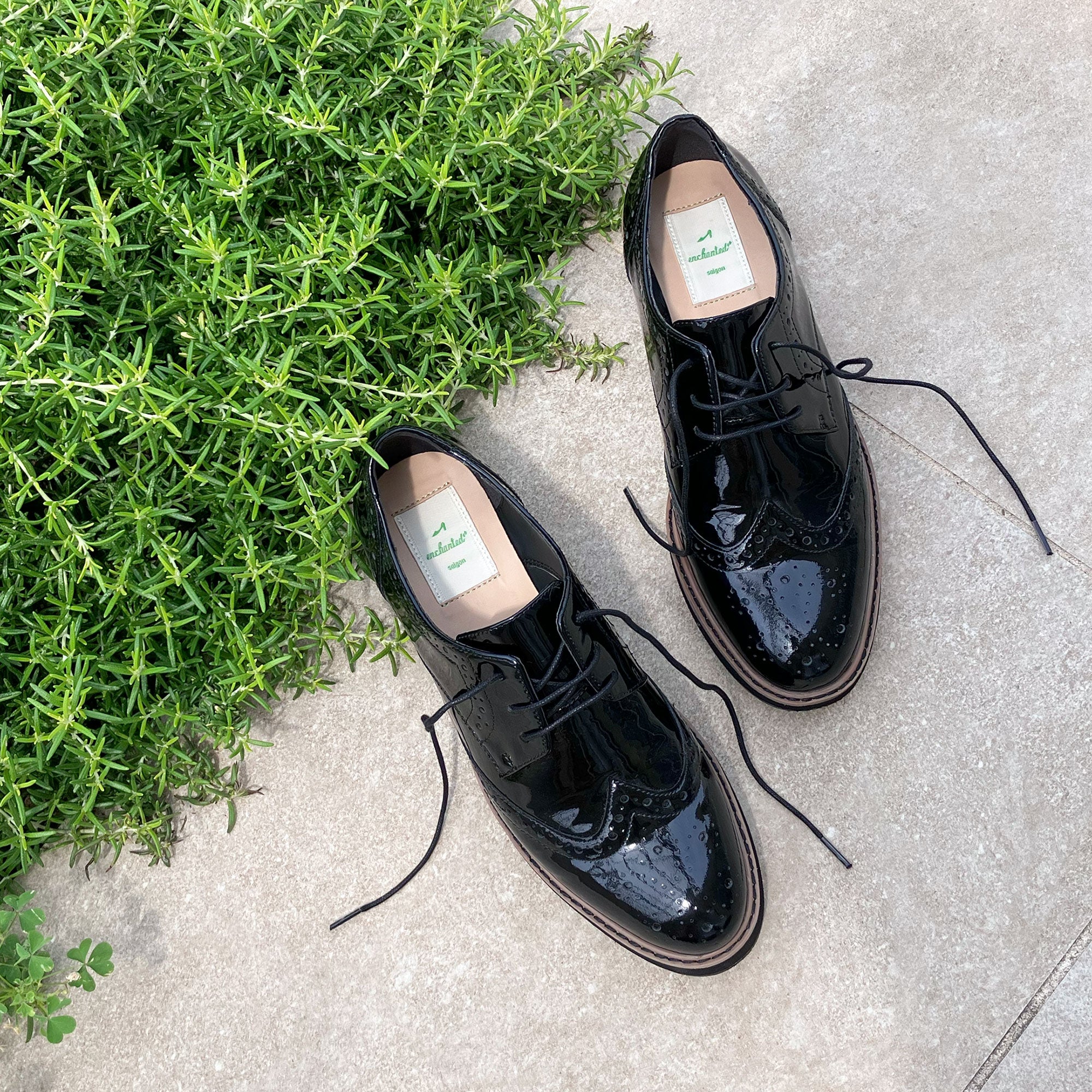 エンチャンテッド enchanted 本革ウイングチップレースアップシューズ (ブラックエナメル) ブラックエナメル