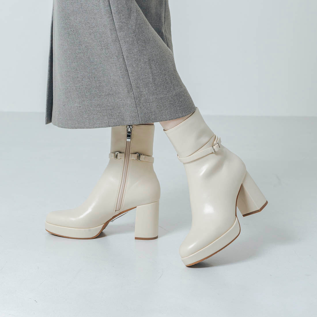 【EVOL/イーボル】 【晴雨兼用(一部カラー除く)・美脚効果あり】2WAY8cmストームショートブーツ IZ5768 (アイボリー) アイボリー