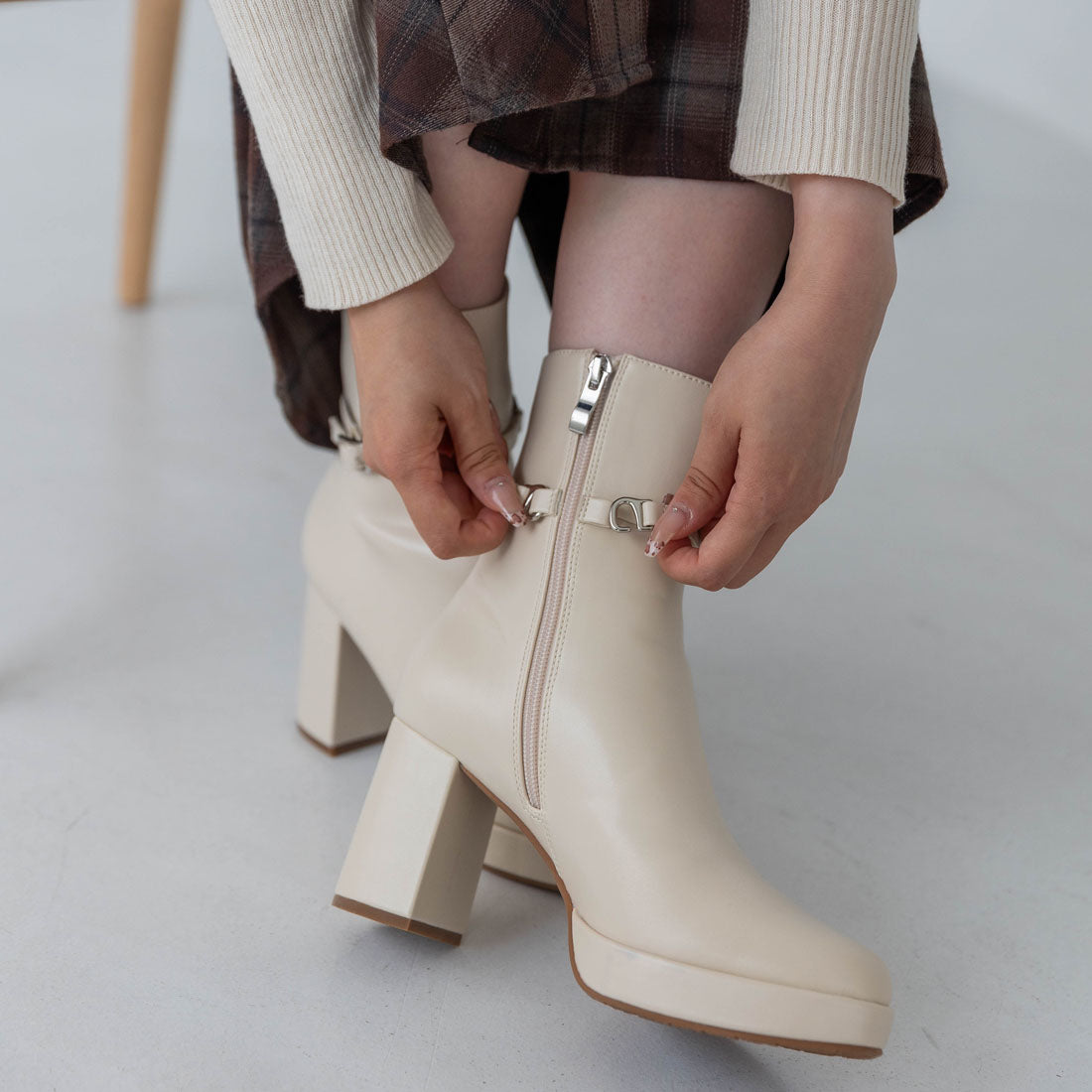 【EVOL/イーボル】 【晴雨兼用(一部カラー除く)・美脚効果あり】2WAY8cmストームショートブーツ IZ5768 (アイボリー) アイボリー