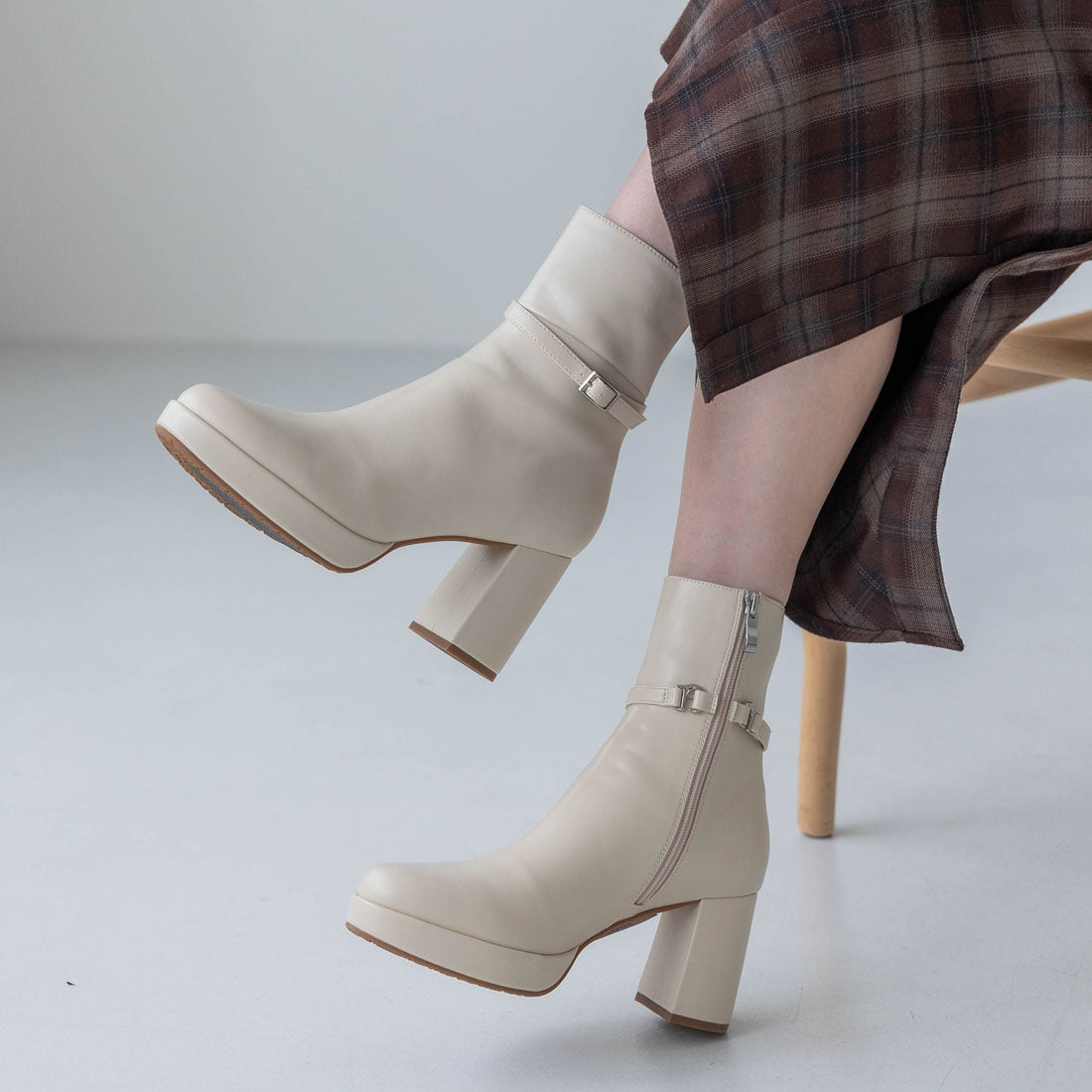 【EVOL/イーボル】 【晴雨兼用(一部カラー除く)・美脚効果あり】2WAY8cmストームショートブーツ IZ5768 (アイボリー) アイボリー