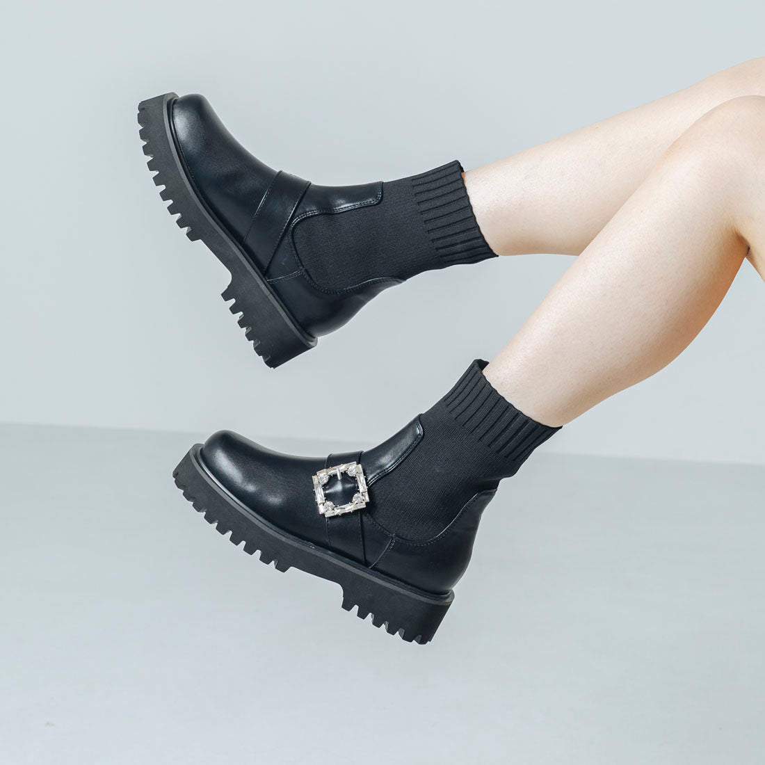 【EVOL/イーボル】 【S-LLサイズ展開・軽量】ビジューバックルニットショートブーツ IZ5770 (ブラック) ブラック