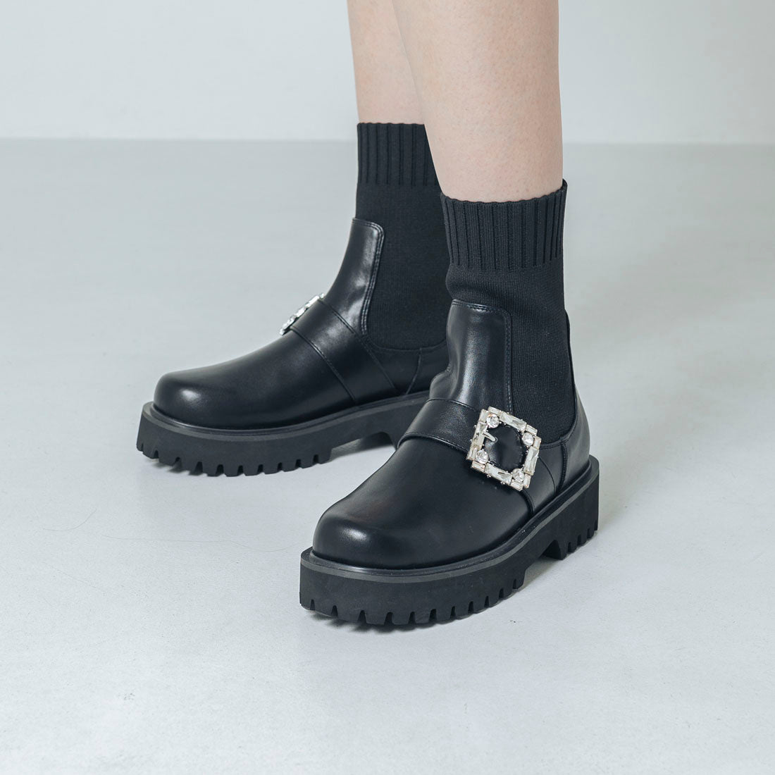 【EVOL/イーボル】 【S-LLサイズ展開・軽量】ビジューバックルニットショートブーツ IZ5770 (ブラック) ブラック