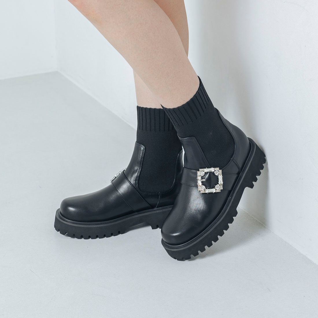 【EVOL/イーボル】 【S-LLサイズ展開・軽量】ビジューバックルニットショートブーツ IZ5770 (ブラック) ブラック