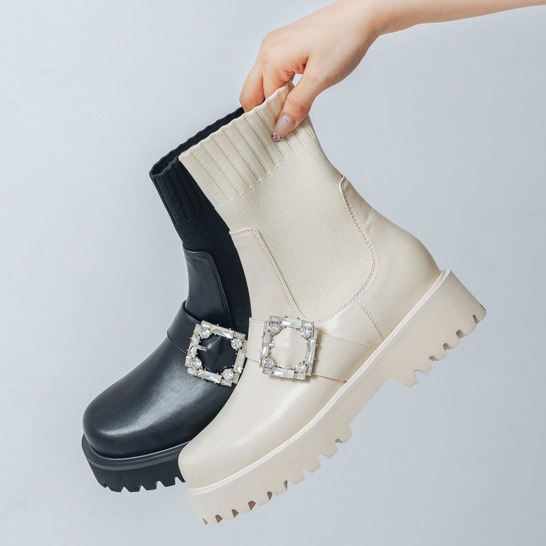 【EVOL/イーボル】 【S-LLサイズ展開・軽量】ビジューバックルニットショートブーツ IZ5770 (ブラック) ブラック