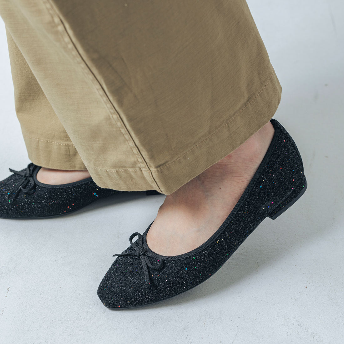 【EVOL/イーボル】 【ふかふか・軽量】アーモンドトゥフラットバレエ IZ5782 (ブラック) ブラック