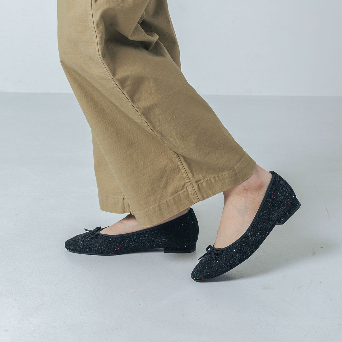 【EVOL/イーボル】 【ふかふか・軽量】アーモンドトゥフラットバレエ IZ5782 (ブラック) ブラック