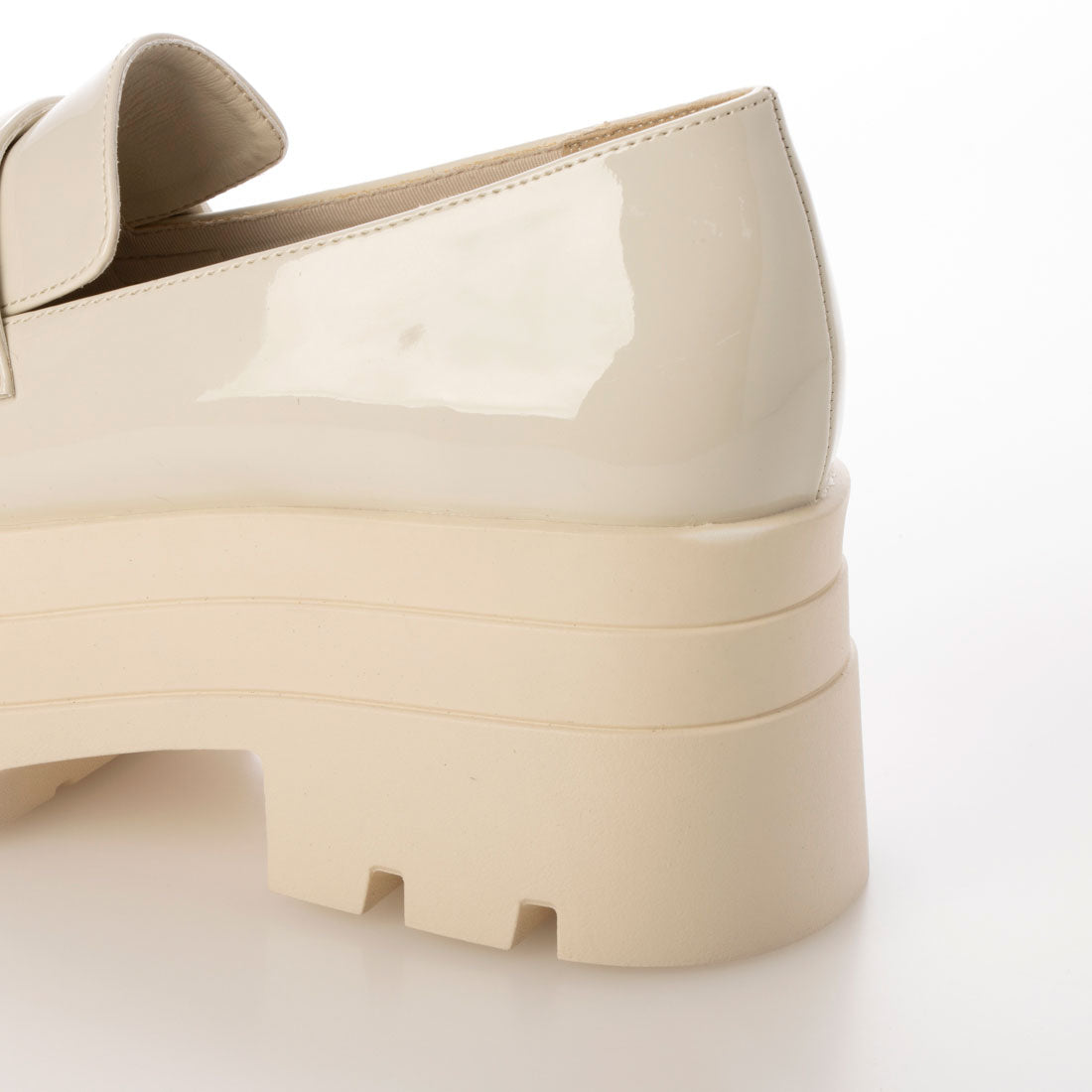 【EVOL/イーボル】 【ふかふか・美脚効果あり】厚底エナメルコインローファー IZ5780 (アイボリーエナメル) アイボリーエナメル