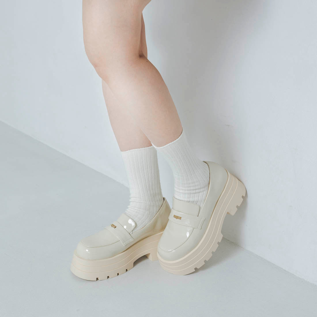 【EVOL/イーボル】 【ふかふか・美脚効果あり】厚底エナメルコインローファー IZ5780 (アイボリーエナメル) アイボリーエナメル