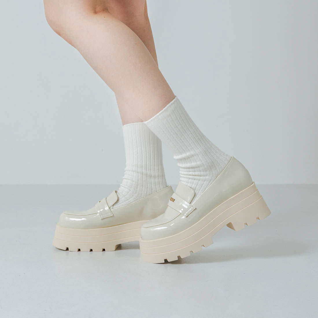 【EVOL/イーボル】 【ふかふか・美脚効果あり】厚底エナメルコインローファー IZ5780 (アイボリーエナメル) アイボリーエナメル