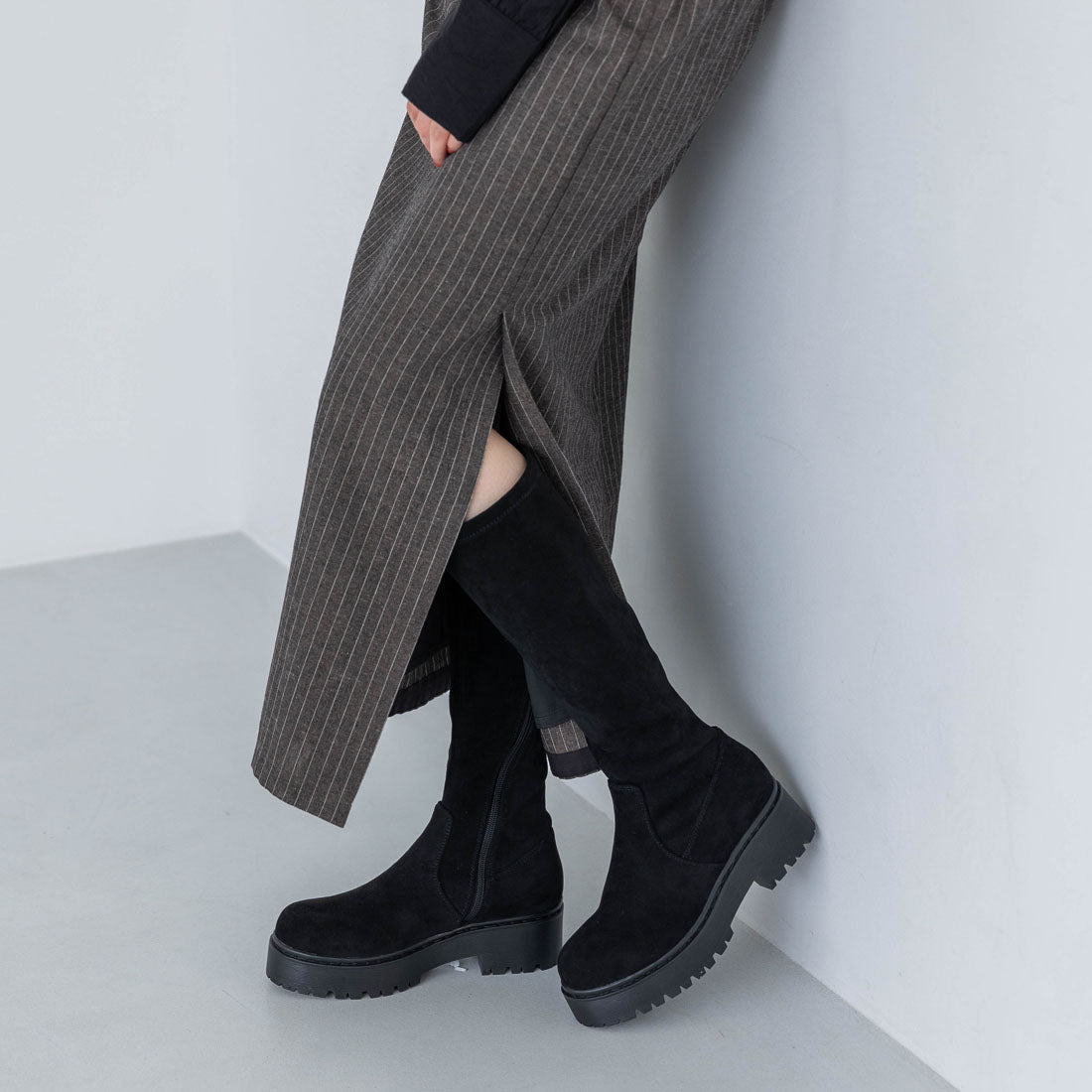 【EVOL/イーボル】 【S-LLサイズ展開・美脚効果あり】ストレッチ5cmソールロングブーツ IZ5778 (ブラックスエード) ブラックスエード