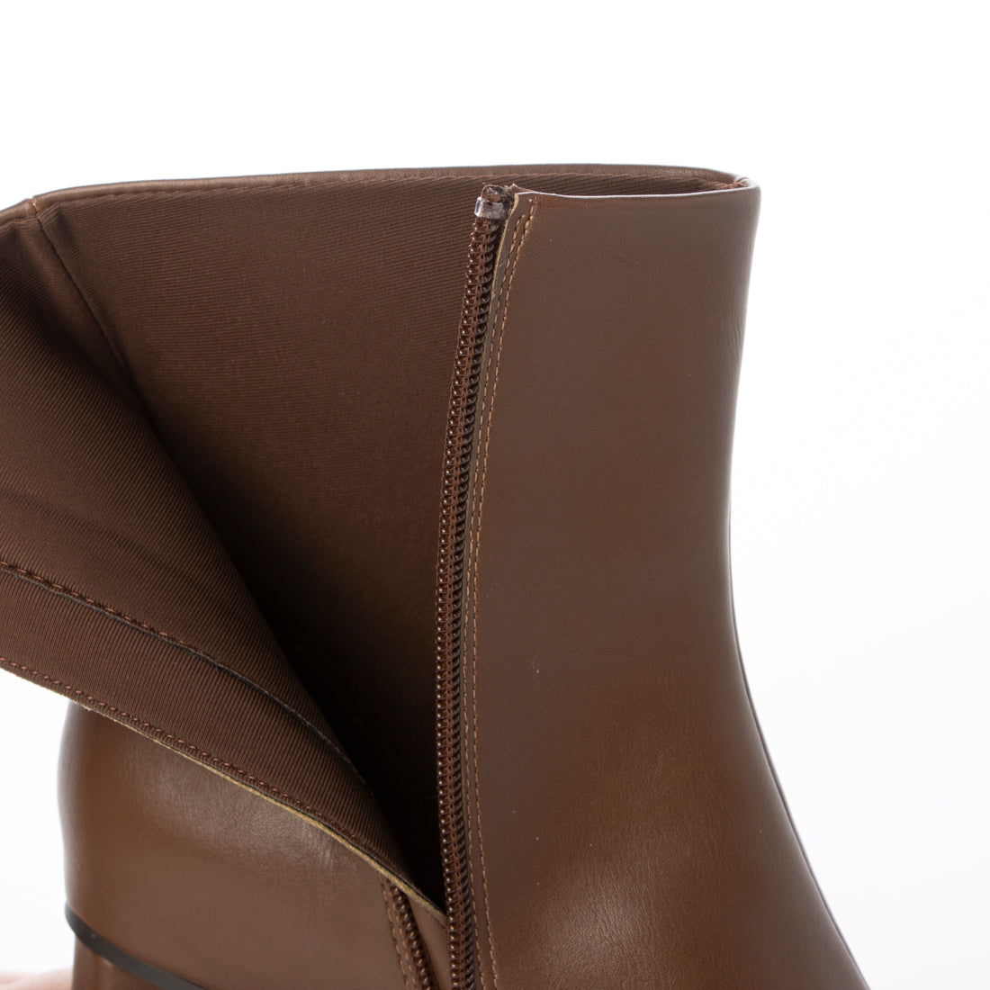 【EVOL/イーボル】 【S-LLサイズ展開・クッション入り】スクエアデザインヒールショートブーツ BZ23835 (ブラウン) ブラウン