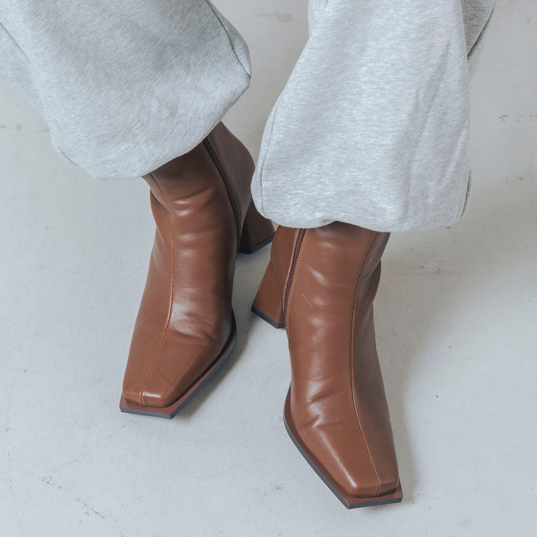 【EVOL/イーボル】 【S-LLサイズ展開・クッション入り】スクエアデザインヒールショートブーツ BZ23835 (ブラウン) ブラウン