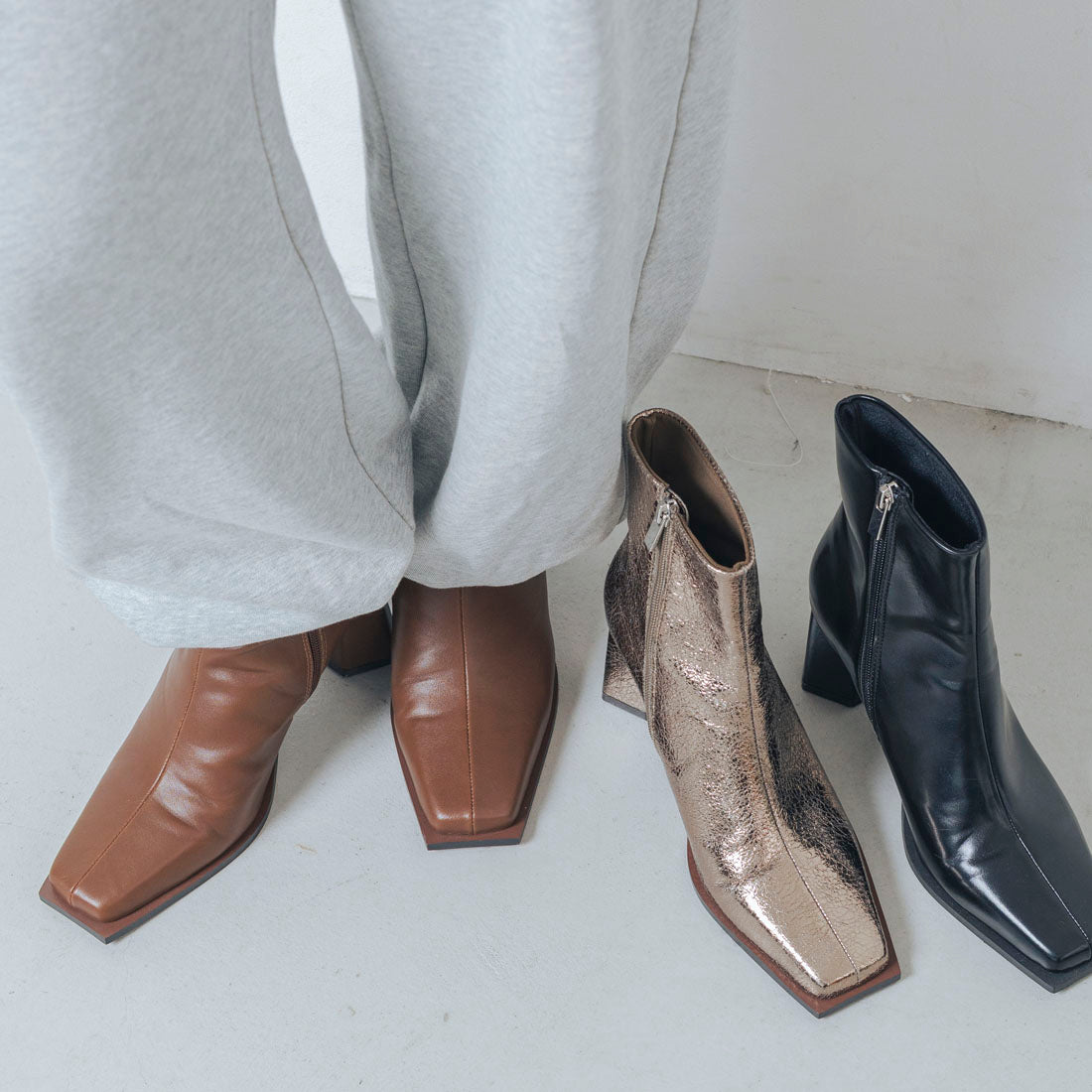 【EVOL/イーボル】 【S-LLサイズ展開・クッション入り】スクエアデザインヒールショートブーツ BZ23835 (ブラウン) ブラウン