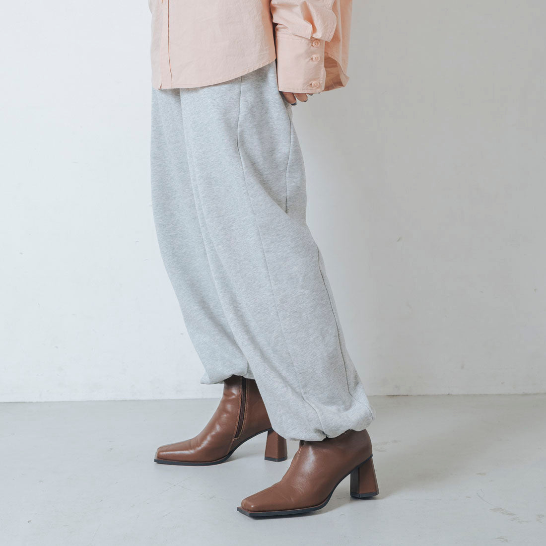 【EVOL/イーボル】 【S-LLサイズ展開・クッション入り】スクエアデザインヒールショートブーツ BZ23835 (ブラウン) ブラウン