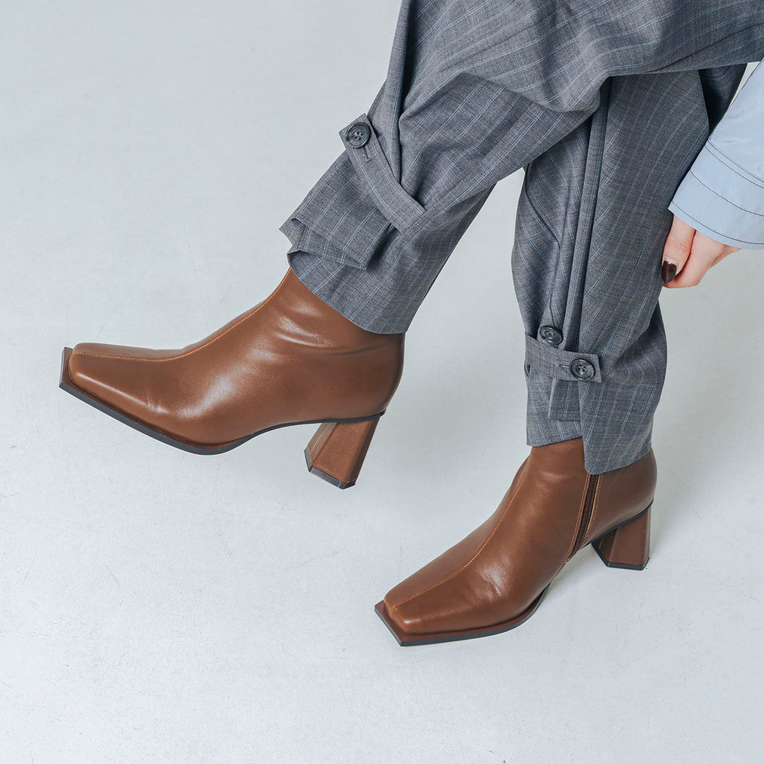 【EVOL/イーボル】 【S-LLサイズ展開・クッション入り】スクエアデザインヒールショートブーツ BZ23835 (ブラウン) ブラウン